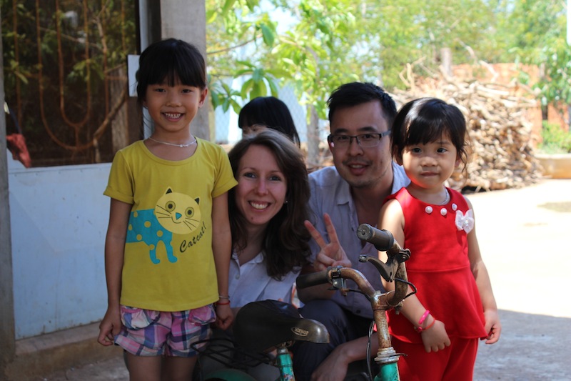 L’équipe de La Maison du Vietnam : Maud et Donatien, en compagnie d’enfants de petits producteurs de café à Buôn Ma Thuột